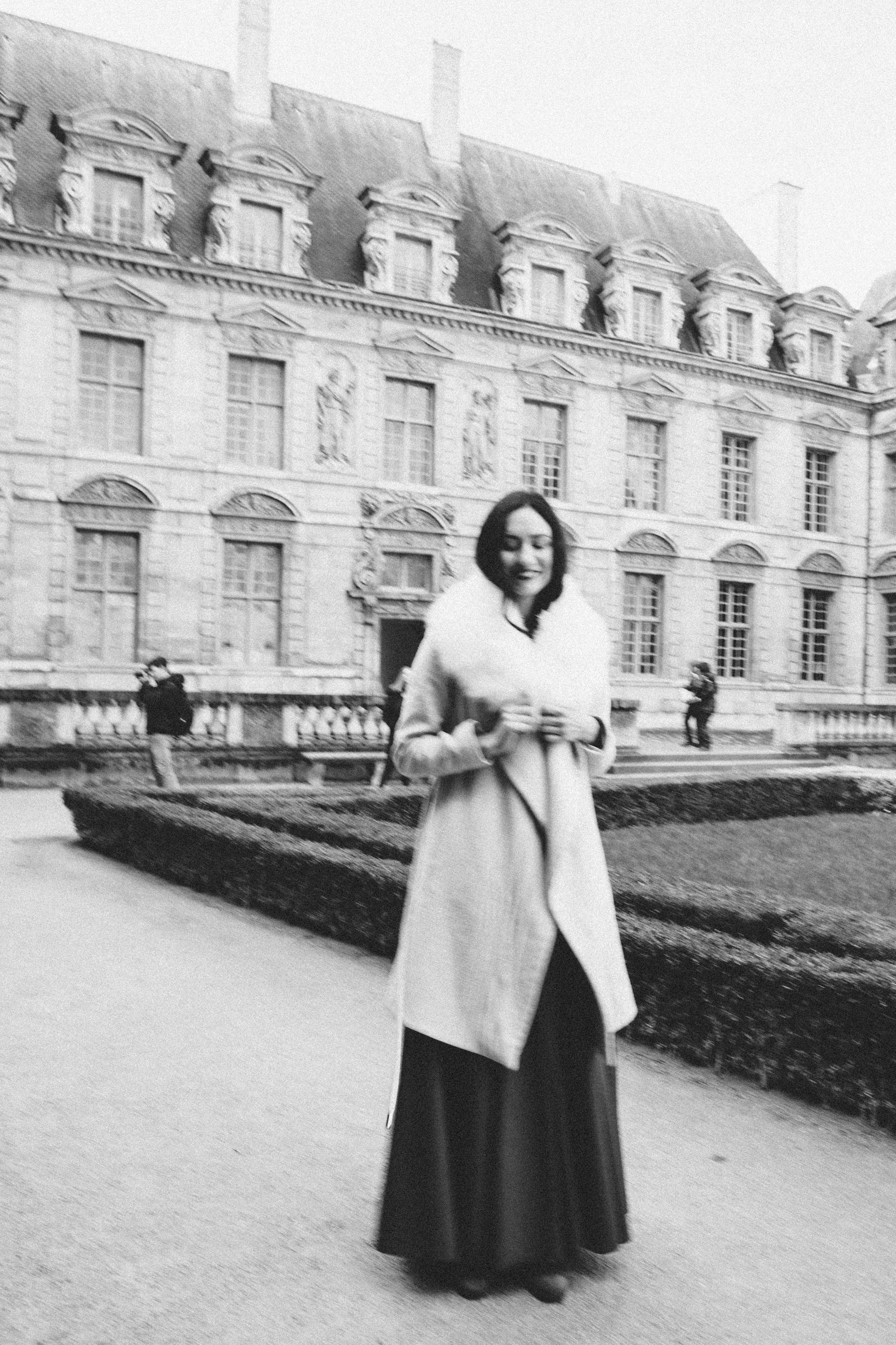 Film noir portrait session in Paris, woman in moody black and white, photography by Carla Coulson