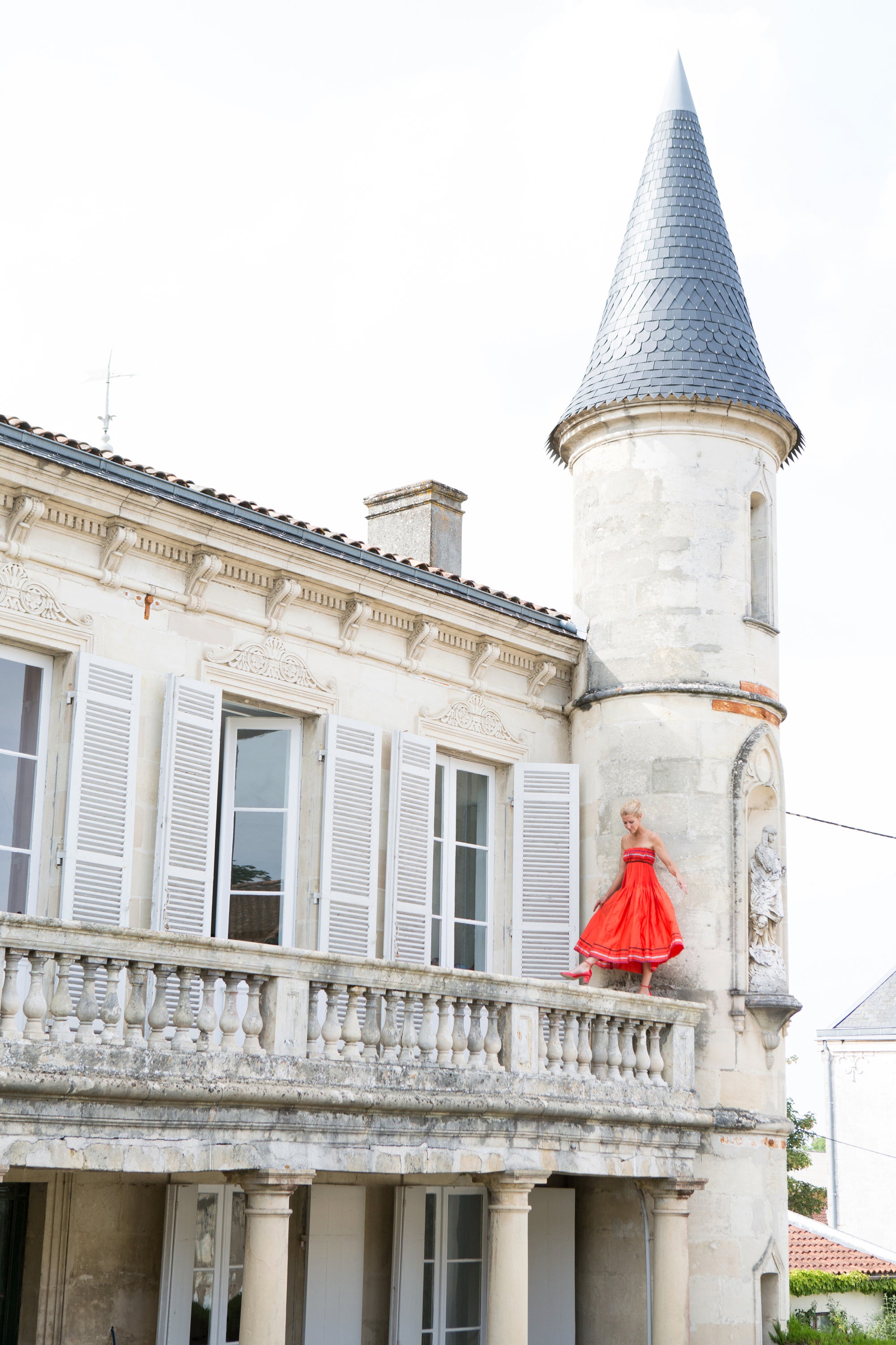 Luxury property exterior shot with warm lighting, lifestyle photography — editorial photography by Carla Coulson