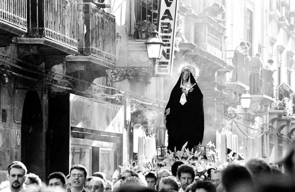 madonna trapani, easter procession trapani, carla coulson, italian joy, black and white photography, travel photographer, 