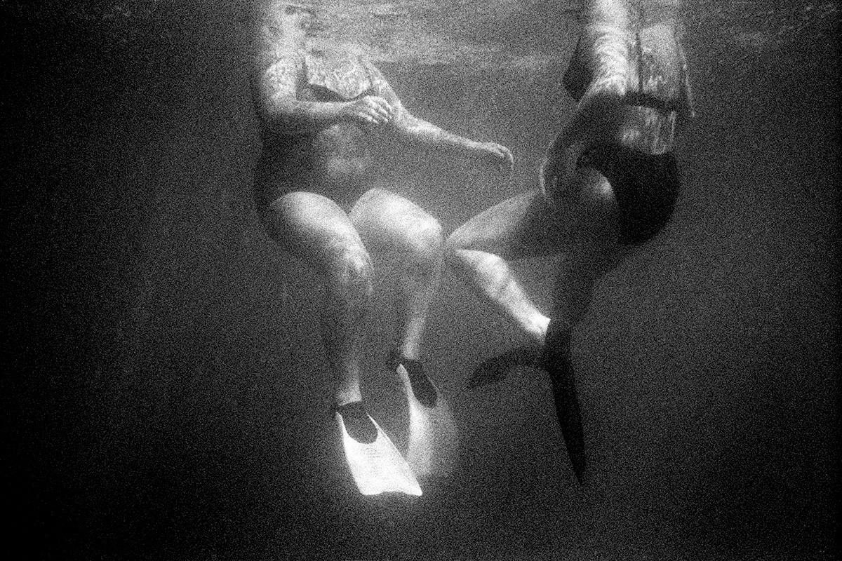 carla coulson, underwater photography, ladies chatting underwater, black and white photography, what would i do differently, profession photographer, mentoring
